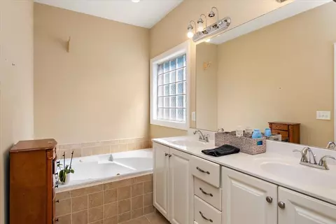 Bath - 2925 Schoolside St, Murfreesboro, TN 37128 photo 1 of 5