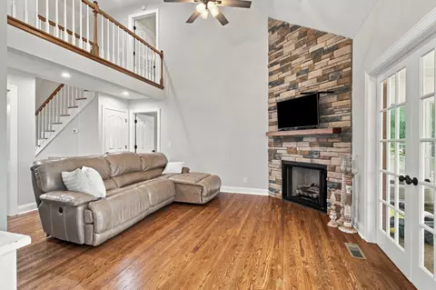 Living - 2053 Hickory Dr, Springfield, TN 37172 photo 1 of 2