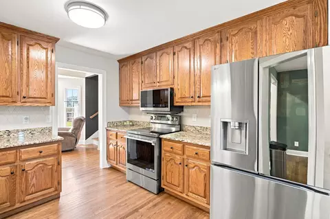 Kitchen - 2053 Hickory Dr, Springfield, TN 37172 photo 2 of 2