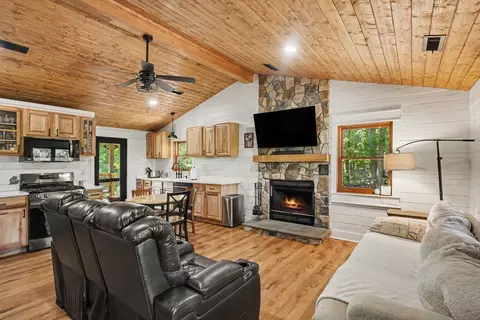 Living - 1330 Ridge Rd, Dickson, TN 37055 photo 5 of 6
