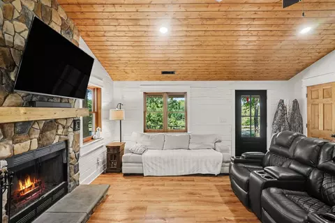 Living - 1330 Ridge Rd, Dickson, TN 37055 photo 4 of 6