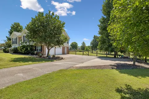 Exterior - 943 Beechcroft Rd, Spring Hill, TN 37174 photo 13 of 47