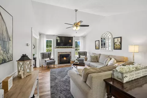Living - 943 Beechcroft Rd, Spring Hill, TN 37174 photo 2 of 3