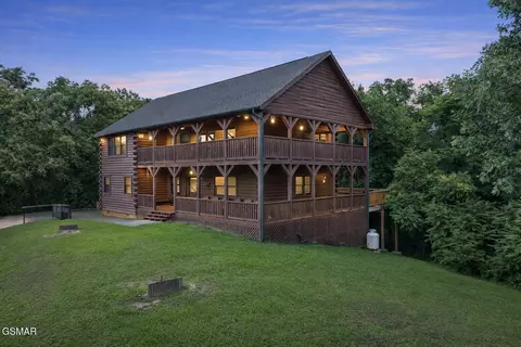 2039 Oakmont Dr, Sevierville, TN 37876