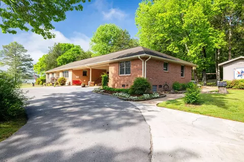 386 Cedar Ln, Trenton, GA 30752