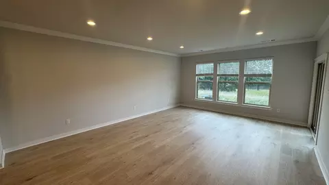 Living - 558 W Foxrun, Springfield, TN 37172 photo 2 of 4