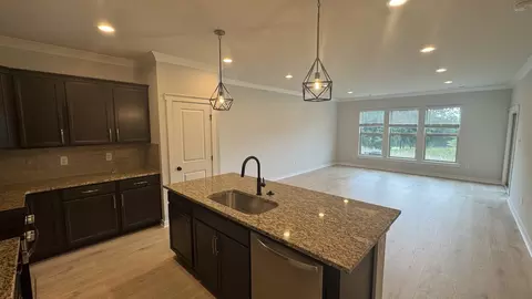Living - 558 W Foxrun, Springfield, TN 37172 photo 1 of 4