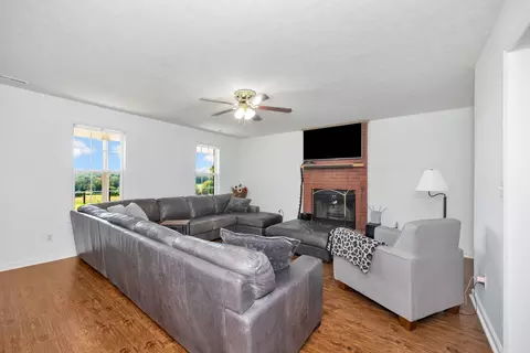 Living - 1501 Puncheon Branch Rd, Goodspring, TN 38460 photo 2 of 2