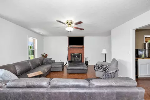 Living - 1501 Puncheon Branch Rd, Goodspring, TN 38460 photo 1 of 2