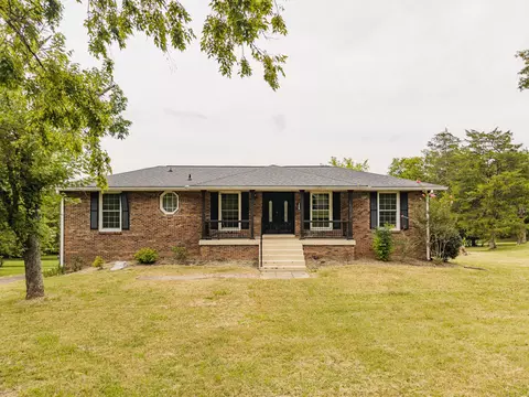 153 Country Club Dr, Hendersonville, TN 37075