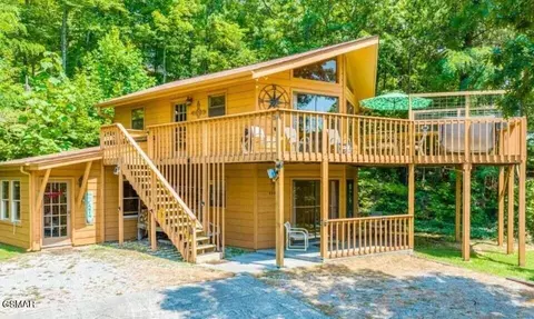 2033 Luzerne Dr, Gatlinburg, TN 37738