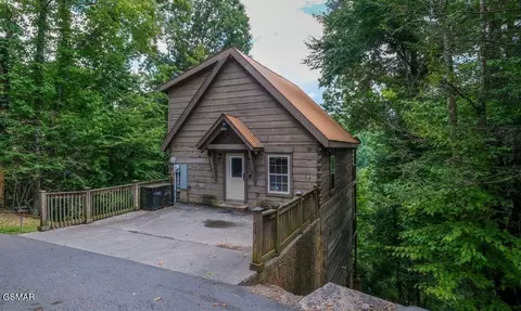 565 Galloway Lane Ln, Gatlinburg, TN 37738