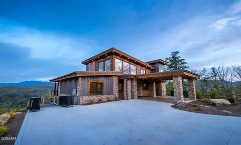 2324 Mimosa Dr, Sevierville, TN 37862