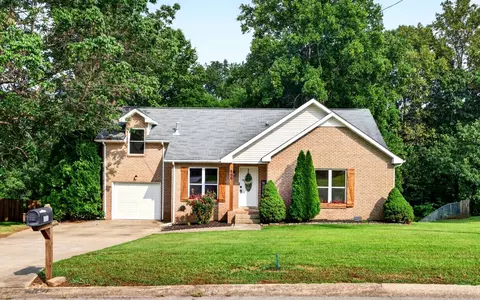 800 Leigh Ann Dr, Clarksville, TN 37042