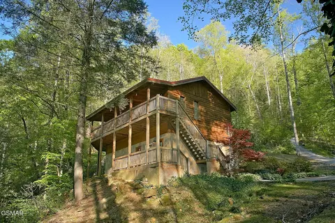 2246 Cove Creek Dr, Sevierville, TN 37862