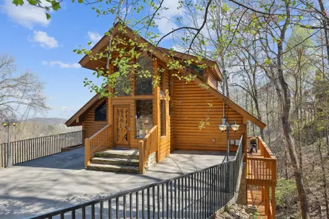2208 St Moritz Ct, Gatlinburg, TN 37738