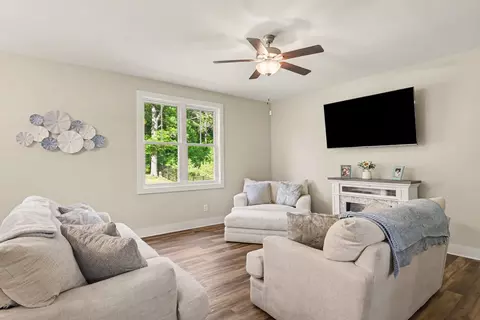 Living - 1149 Jonathan Ln, Springfield, TN 37172 photo 1 of 2