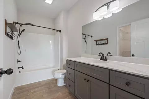 Bath - 1274 Oak Grove Rd, Dickson, TN 37055 photo 2 of 4