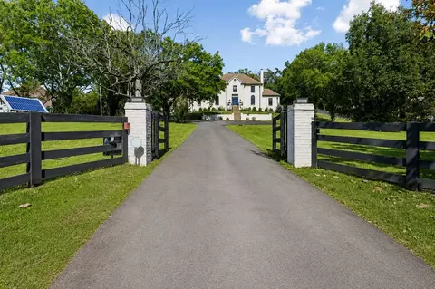 310 Deerwood Ln, Brentwood, TN 37027