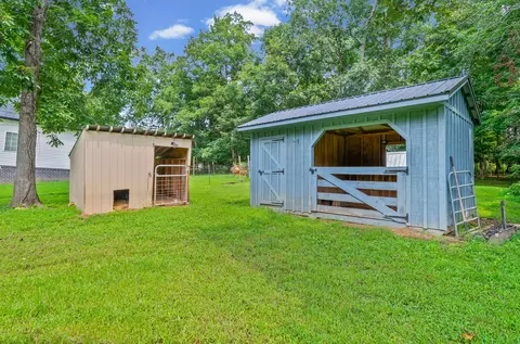 Exterior - 1663 Southside Rd, Southside, TN 37171 photo 7 of 10