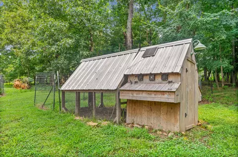 Exterior - 1663 Southside Rd, Southside, TN 37171 photo 6 of 10