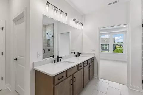 Bath - 457 Stanza Dr, Murfreesboro, TN 37128 photo 2 of 5