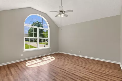 Living - 1119 Sentry Ct, Murfreesboro, TN 37130 photo 5 of 6