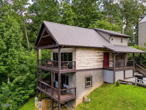 827 Kings Way, Gatlinburg, TN 37738