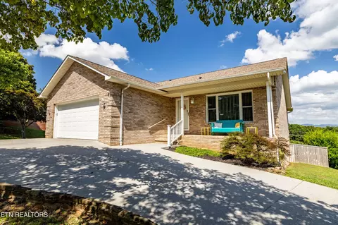 912 Saint Johns Dr, Maryville, TN 37801
