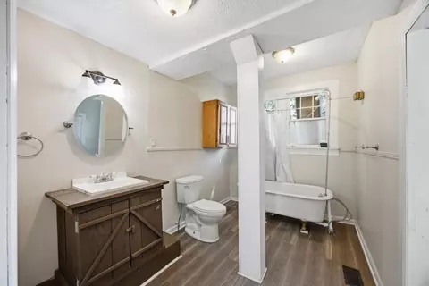 Bath - 301 Bennett St, Decherd, TN 37324 photo 1 of 3
