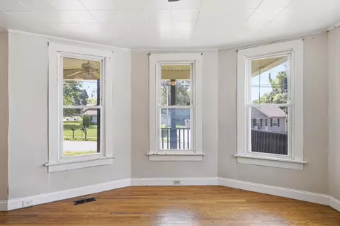 Living - 301 Bennett St, Decherd, TN 37324 photo 3 of 8