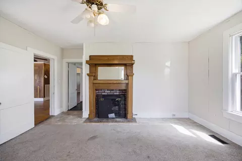 Living - 301 Bennett St, Decherd, TN 37324 photo 6 of 8