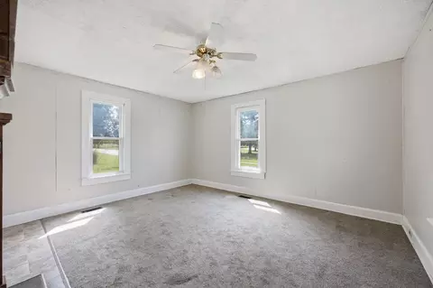 Living - 301 Bennett St, Decherd, TN 37324 photo 5 of 8