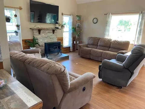 Living - 95 Floyd Ln, Decherd, TN 37324 photo 2 of 2