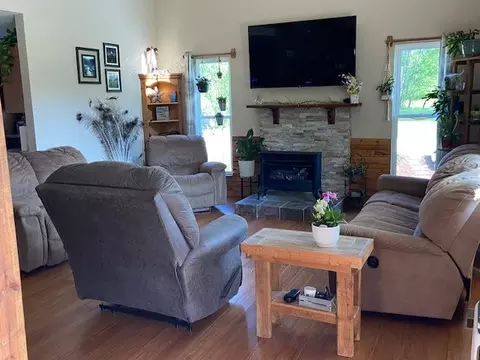 Living - 95 Floyd Ln, Decherd, TN 37324 photo 1 of 2