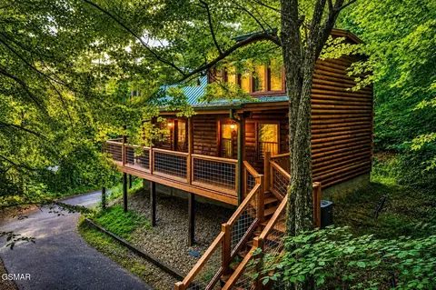 1908 Rhododendron Ln, Sevierville, TN 37876