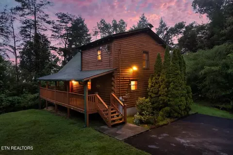 4255 New Pioneer Tr, Pigeon Forge, TN 37863