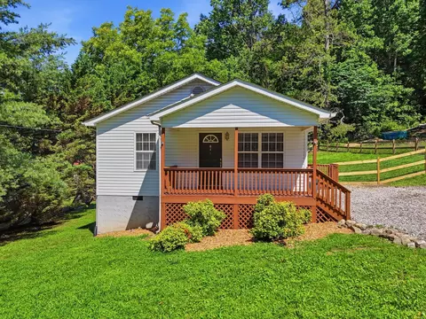 617 Bradley Ave, La Fayette, GA 30728