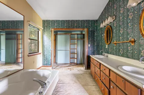 Bath - 605 Clearview Dr, Ringgold, GA 30736 photo 1 of 5