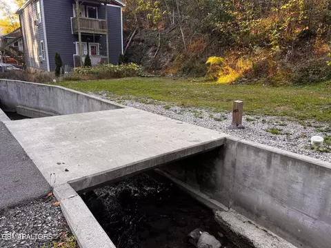 483 Baskins Creek Rd, Gatlinburg, TN 37738
