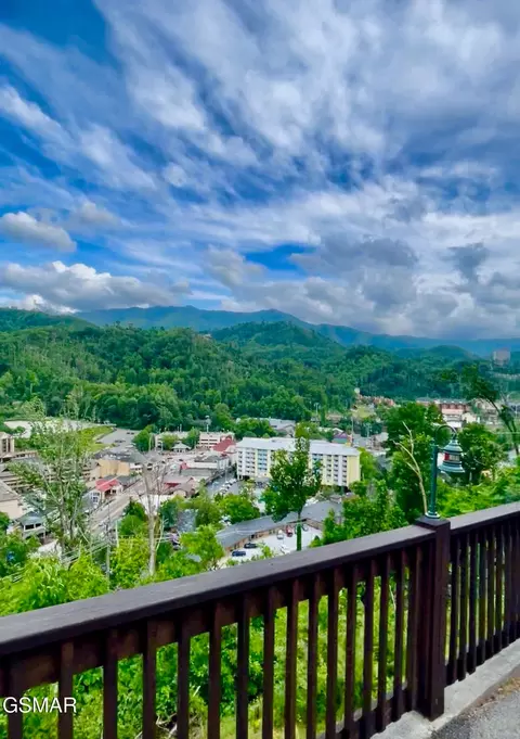 241 Greystone Heights Road Rd, Gatlinburg, TN 37738