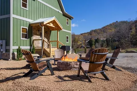340 Roaring Fork Rd, Gatlinburg, TN 37738