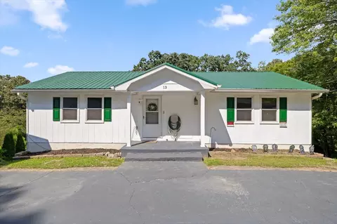 13 Travis Rd, Rossville, GA 30741