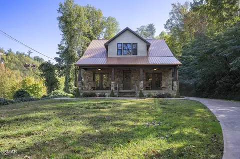 216 Pine St, Gatlinburg, TN 37738