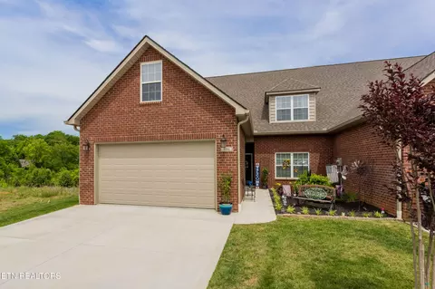 986 Meadow Walk Ln, Lenoir City, TN 37772