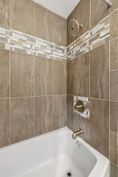 Bath - 2056 Dade Cir, Dickson, TN 37055 photo 5 of 7
