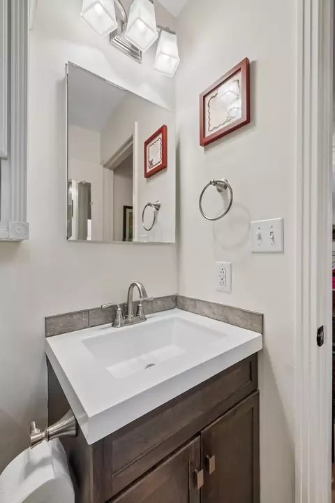 Bath - 2056 Dade Cir, Dickson, TN 37055 photo 3 of 7