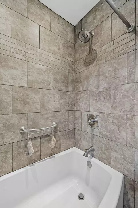 Bath - 2056 Dade Cir, Dickson, TN 37055 photo 2 of 7