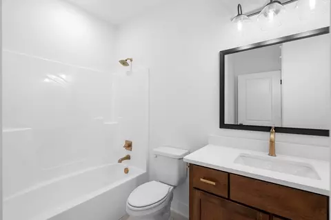 Bath - 2511 Colleen Dr, Murfreesboro, TN 37128 photo 2 of 6