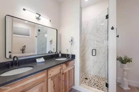 Bath - 875 Shell Mountain Rd, Sevierville, TN 37876 photo 1 of 8
